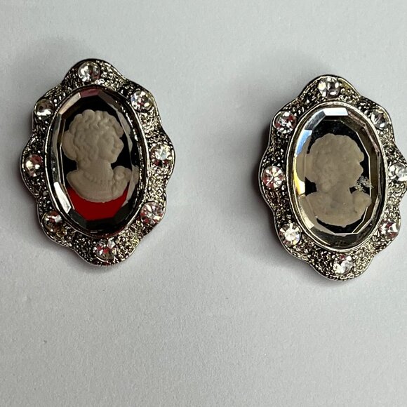 Vintage Style Cameo Rhinestone stud Earrings - Picture 1 of 4